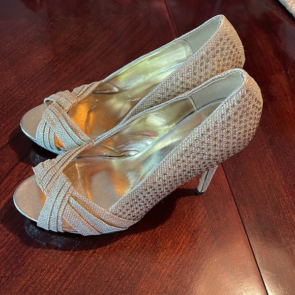 Gold open toe pumps. Brand Celeste. - Picture 2 of 7